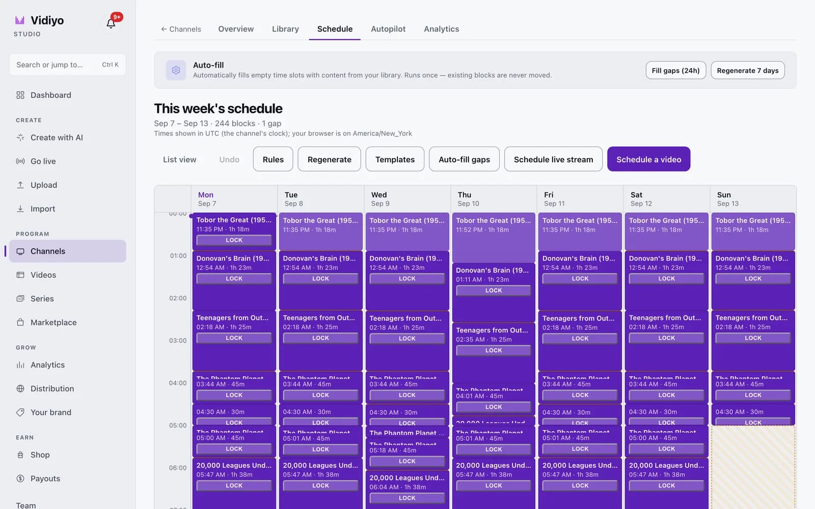 This week's schedule in Vidiyo Studio: a Monday to Sunday grid of purple video blocks with start times, durations, and Lock buttons, and an Auto-fill banner above it.